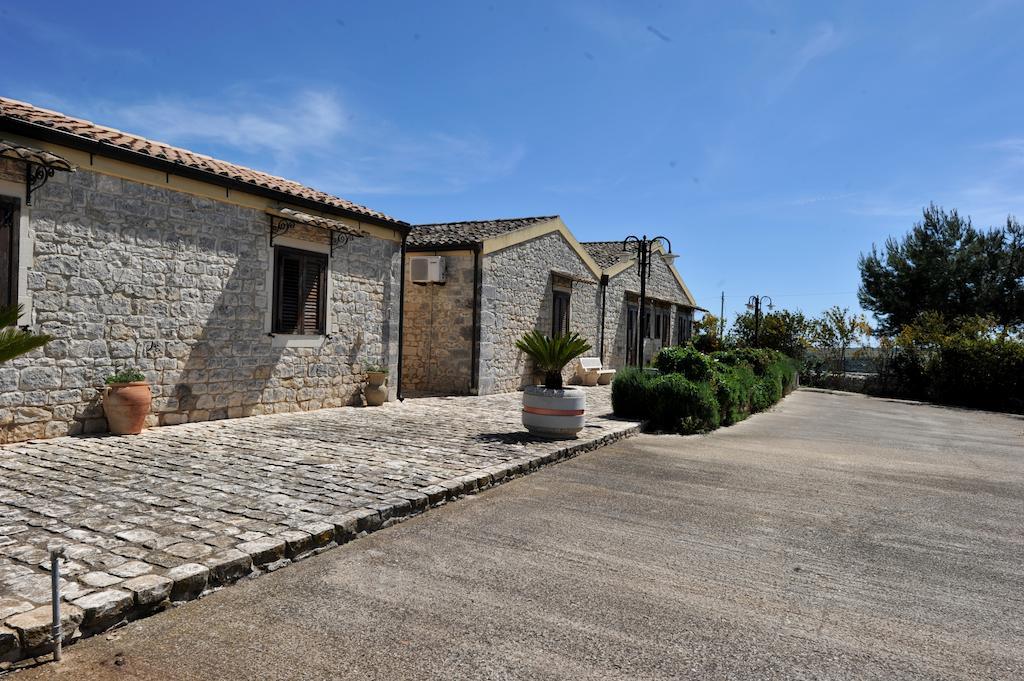 Pietre Nere San Zagaria Oasi Di Cava Ispicaヴィラ エクステリア 写真