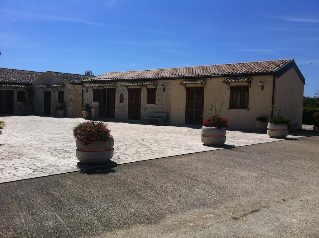 Pietre Nere San Zagaria Oasi Di Cava Ispicaヴィラ エクステリア 写真