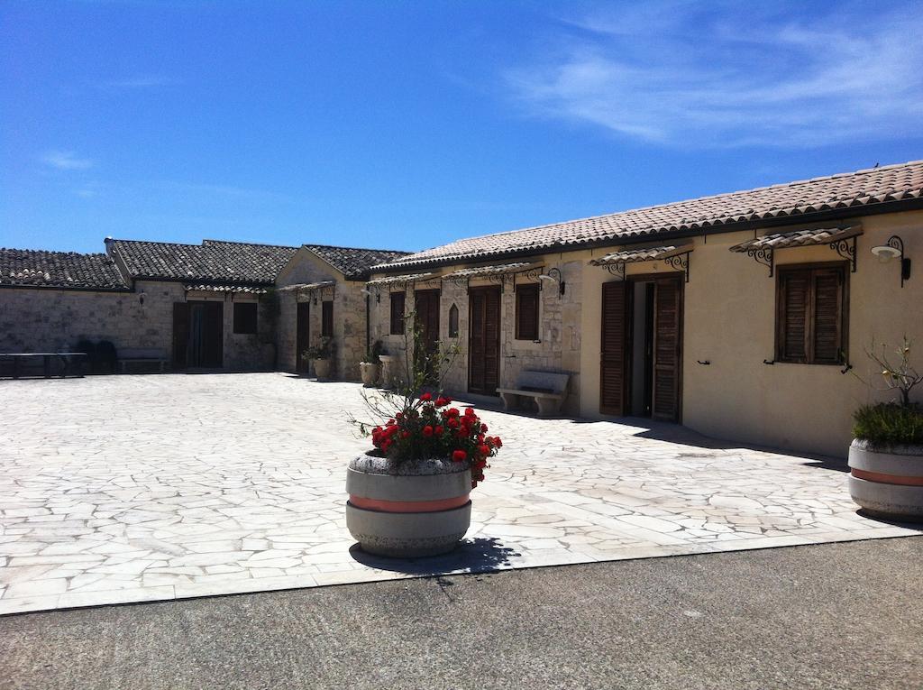 Pietre Nere San Zagaria Oasi Di Cava Ispicaヴィラ エクステリア 写真