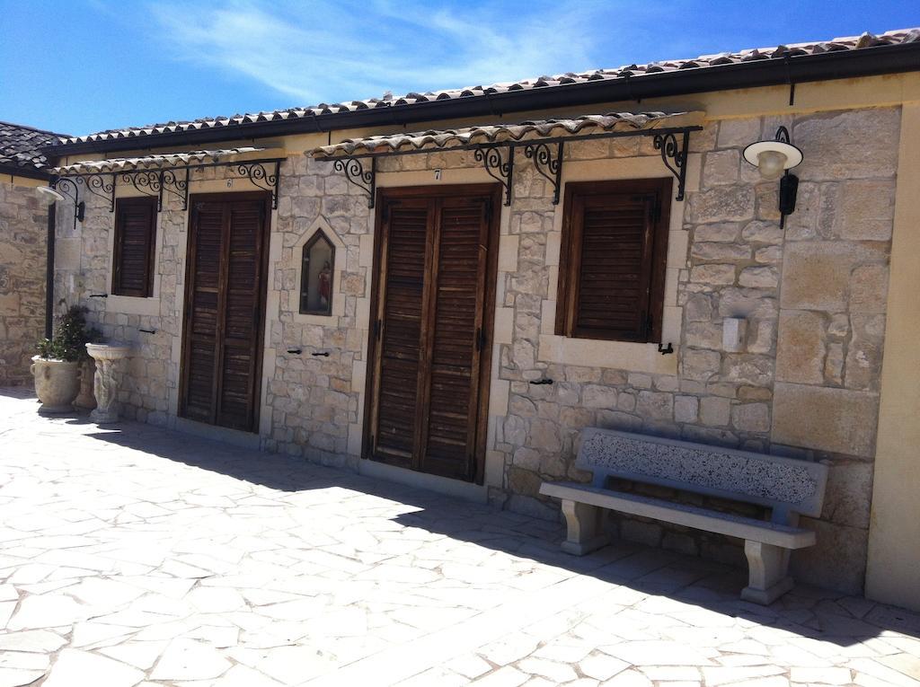 Pietre Nere San Zagaria Oasi Di Cava Ispicaヴィラ エクステリア 写真
