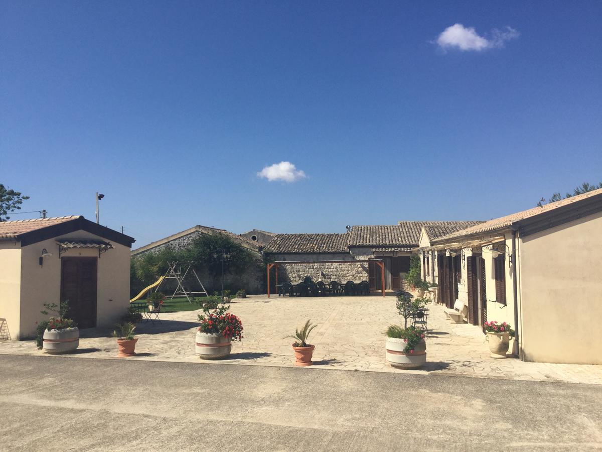 Pietre Nere San Zagaria Oasi Di Cava Ispicaヴィラ エクステリア 写真